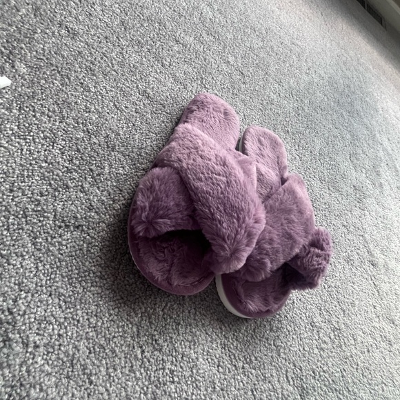 10 lavender fuzzy slippers - Picture 5 of 9